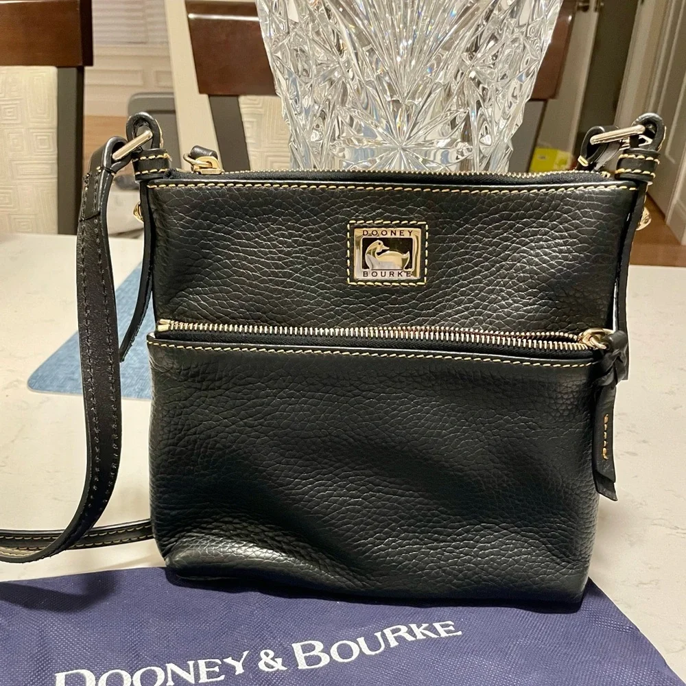 Dooney & Bourke crossbody - Picture 2 of 9